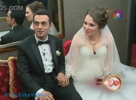  عروسة تركية تستعرض صدرها في برنامج تلفزيوني