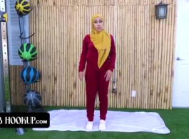   مغامرة الحجاب - عربية جذابة تترك مدربها لتمارس التمدد والعمل على هزاتها الجنسية