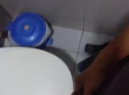  مرح في المرحاض: مشاهد إباحية عربية هندية 2 في جو مثير في المرحاض الأوروبي
