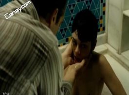  ديميت إيفجار تظهر بدون قميص في الحوض - مشاهير تركية