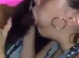  فتاة عربية تمتص قضيبًا أسودًا بشكل عنيف في حفلة مختلطة