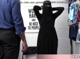  محاولة فتاة مسلمة جميلة إخفاء بعض الأشياء المسروقة تحت ملابسها