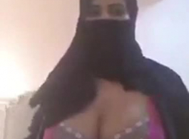  فتاة عربية تعرض ثدييها على كاميرا الويب
