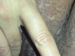  بعمق وعنف: عربية تستخدم أصابعها للتعبير عن هواجسها الجنسية