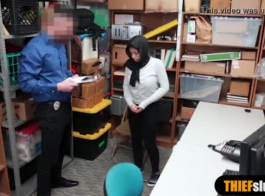  عقاب قاسٍ لفتاة مسلمة بالحجاب تعرض للجنس الشديد من قبل شرطي