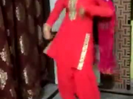  فتاة هندية ساخنة تمارس الرقص المثير في دلهي